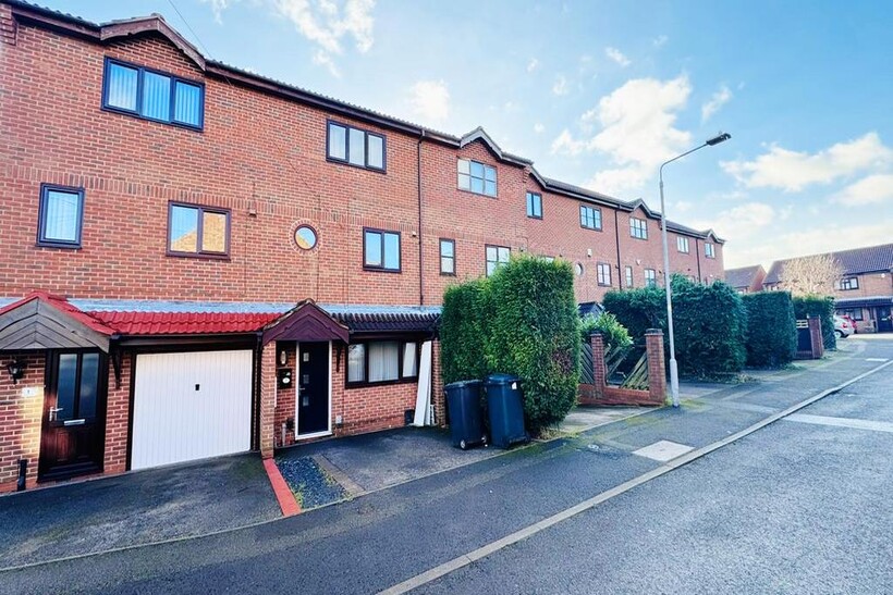 Harberton Close, Redhill NG5 4 bed terraced house to rent - £1,350 pcm (£312 pw)
