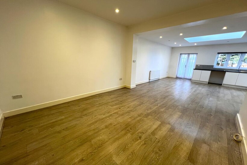 Lansdowne Road, Ilford IG3 5 bed semi-detached house to rent - £4,200 pcm (£969 pw)