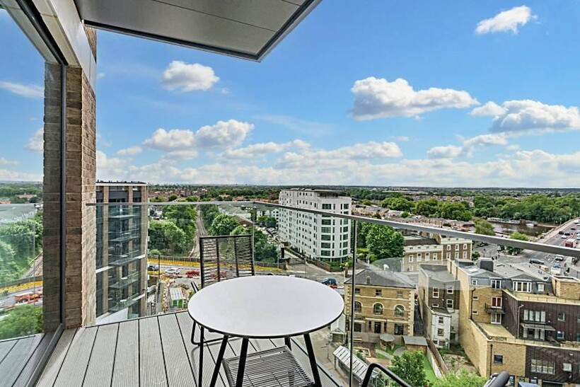 Apo apartments TW8 3 bed apartment to rent - £3,500 pcm (£808 pw)