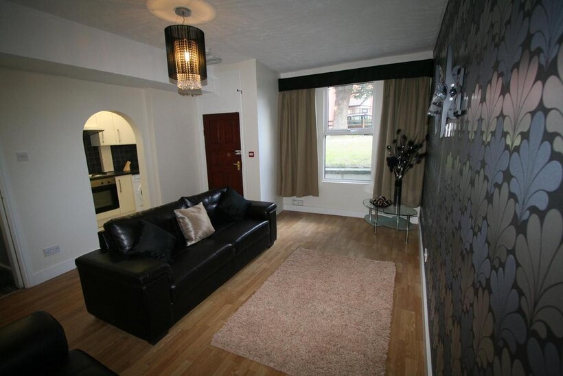 St. Michaels Lane, Leeds 5 bed house to rent - £2,492 pcm (£575 pw)