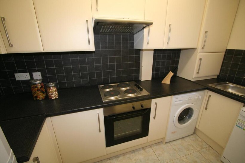 St. Michaels Lane, Leeds 5 bed house to rent - £2,492 pcm (£575 pw)