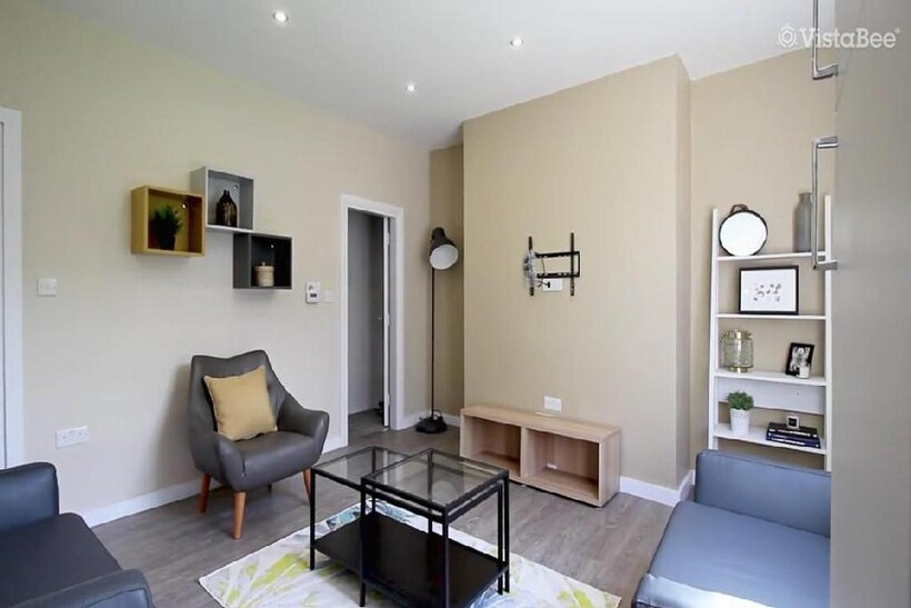 Hartley Avenue, Leeds 5 bed house to rent - £2,492 pcm (£575 pw)