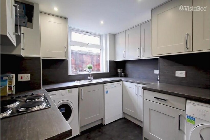 Hartley Avenue, Leeds 5 bed house to rent - £2,492 pcm (£575 pw)
