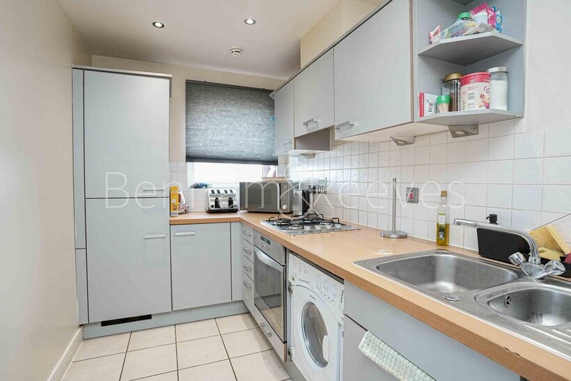 Sark Towerk, Erebus Drive SE28 2 bed apartment to rent - £2,300 pcm (£531 pw)