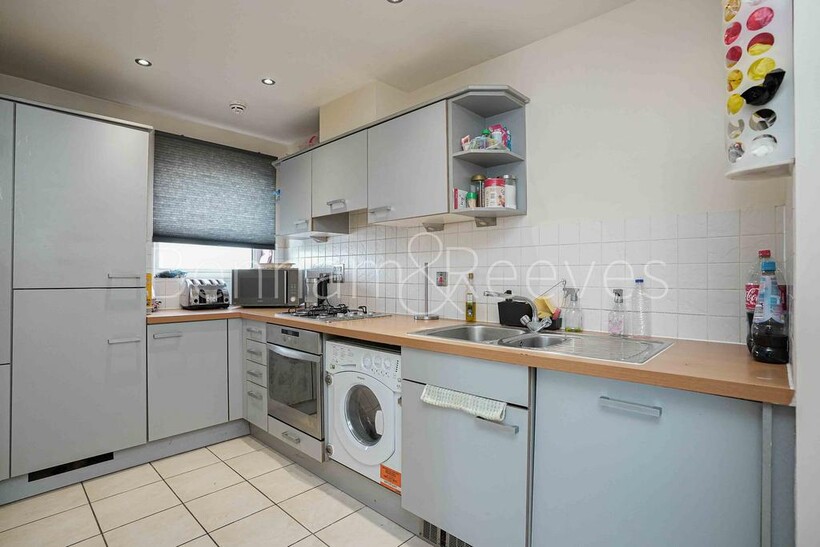 Sark Towerk, Erebus Drive SE28 2 bed apartment to rent - £2,300 pcm (£531 pw)