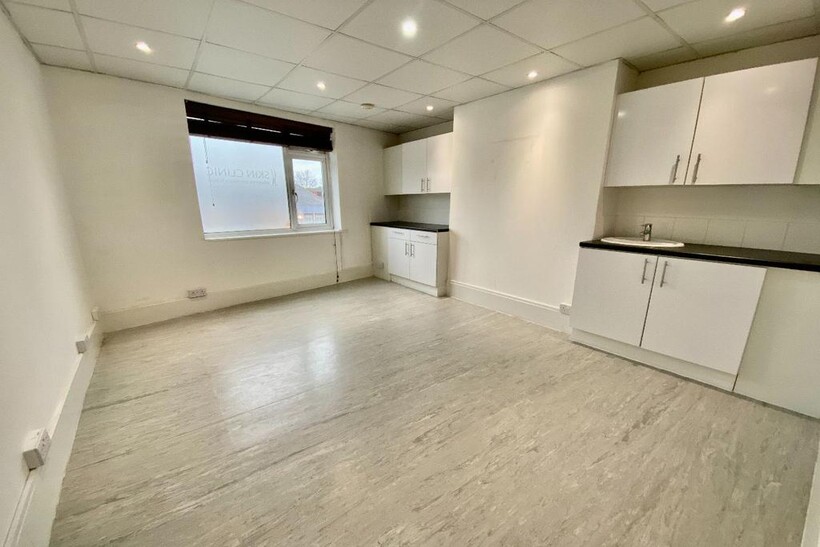 North Street, Hornchurch Property to rent - £1,750 pcm (£404 pw)