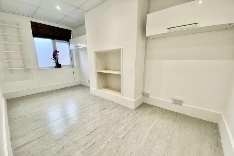 North Street, Hornchurch Property to rent - £1,750 pcm (£404 pw)