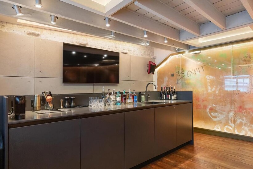 Denmark Street, London, WC2H 1 bed flat to rent - £17,333 pcm (£4,000 pw)