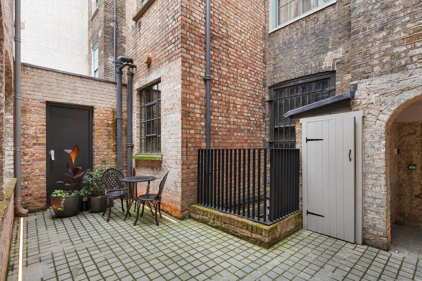 Denmark Street, London, WC2H 1 bed flat to rent - £17,333 pcm (£4,000 pw)