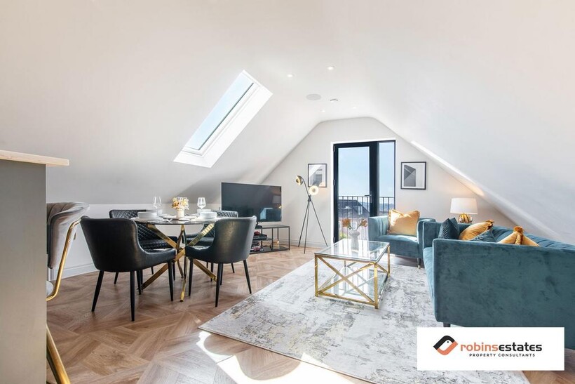 Wellington Square, Nottingham, NG7 1NF 3 bed apartment to rent - £3,600 pcm (£831 pw)