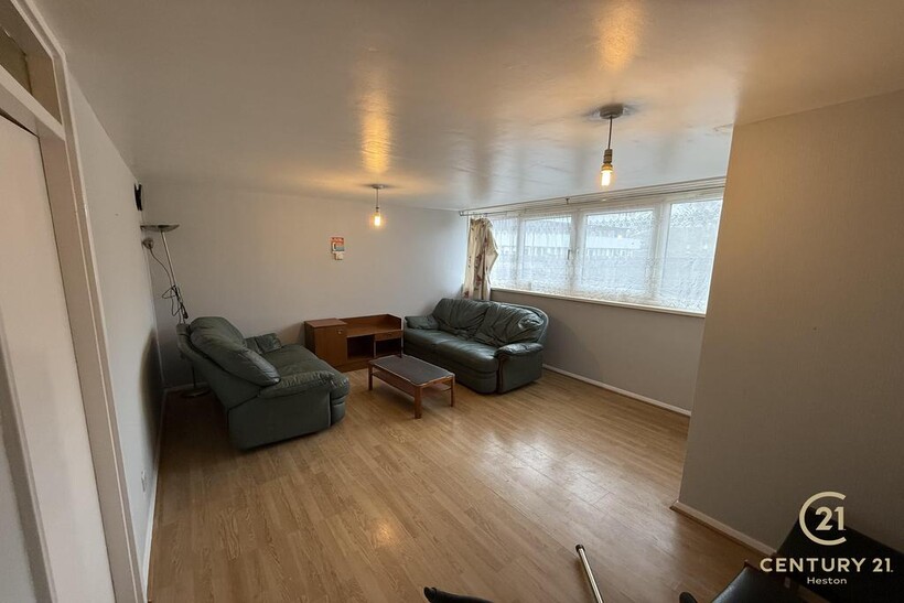 Biscoe Close, HOUNSLOW TW5 1 bed flat to rent - £1,450 pcm (£335 pw)