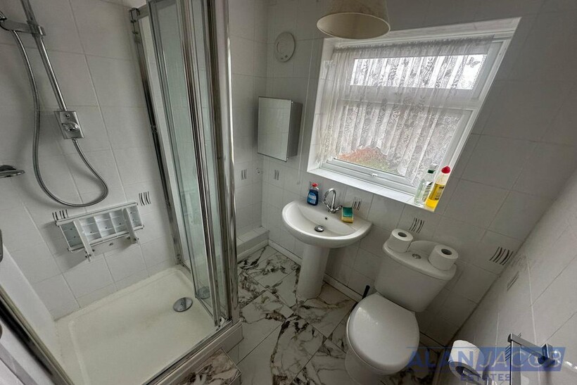 Bramley Rise, Rochester ME2 3 bed terraced house to rent - £1,550 pcm (£358 pw)