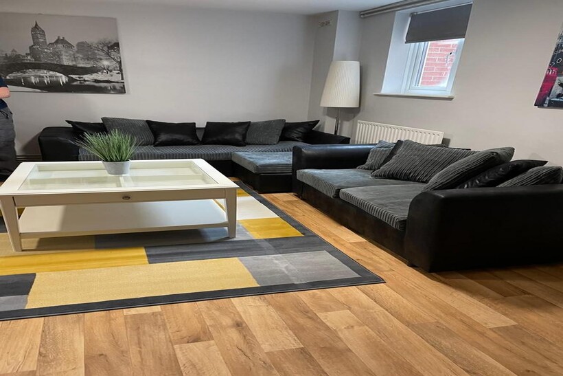 20 Albert Square, Church Street... 1 bed in a house share to rent - £585 pcm (£135 pw)