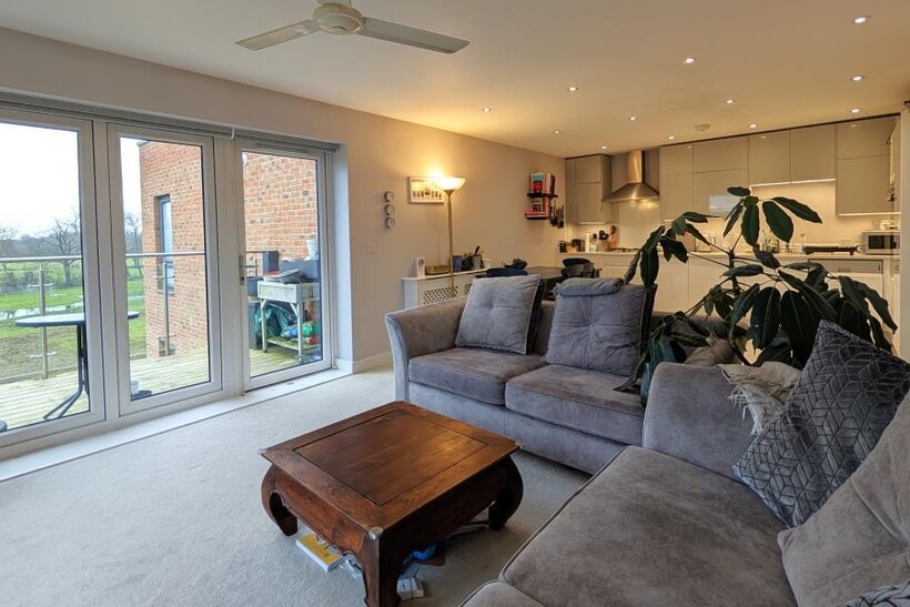 47 Jelley Way, Woking GU22 3 bed flat to rent - £2,250 pcm (£519 pw)