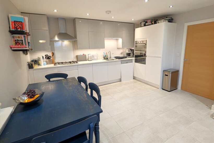 47 Jelley Way, Woking GU22 3 bed flat to rent - £2,250 pcm (£519 pw)