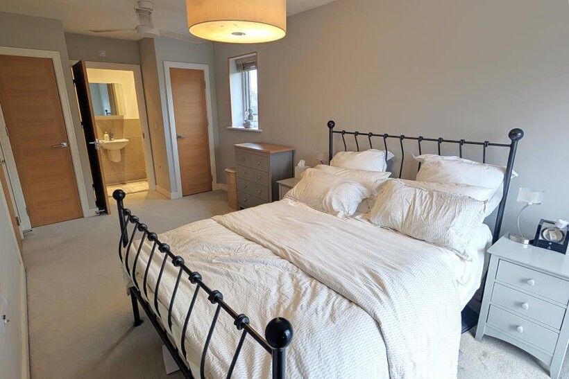 47 Jelley Way, Woking GU22 3 bed flat to rent - £2,250 pcm (£519 pw)