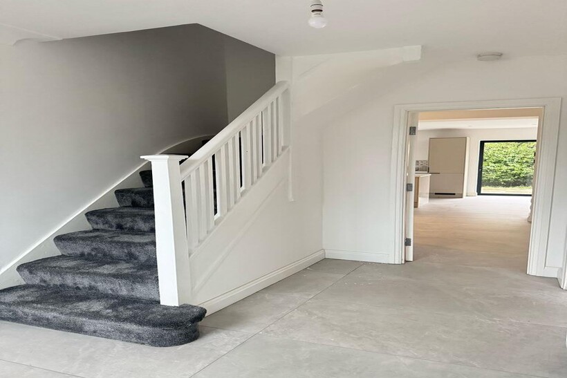 Leeds LS8 6 bed semi-detached house to rent - £2,950 pcm (£681 pw)