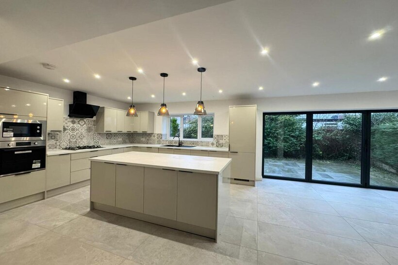 Leeds LS8 6 bed semi-detached house to rent - £2,950 pcm (£681 pw)