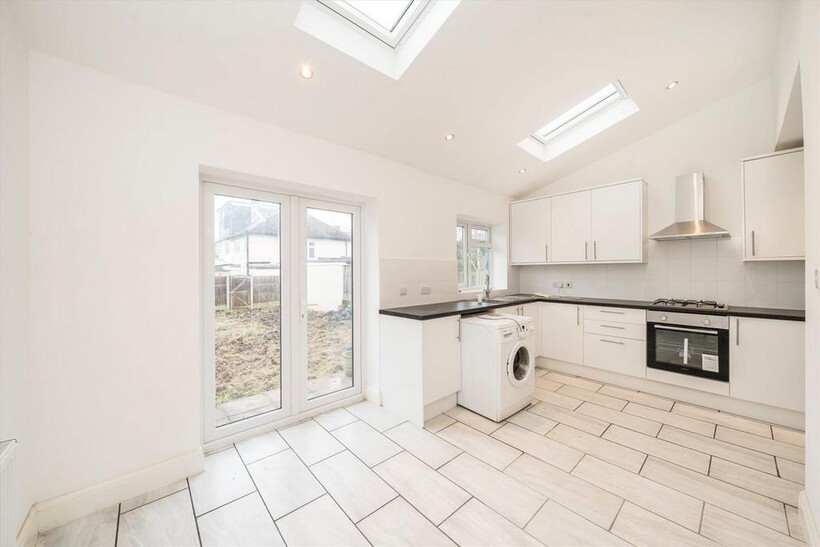 River Way, Twickenham TW2 3 bed house to rent - £2,900 pcm (£669 pw)