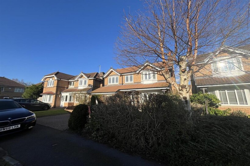 Sandhurst Drive, Wilmslow 4 bed detached house to rent - £2,350 pcm (£542 pw)