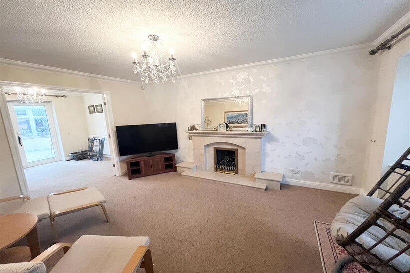 Sandhurst Drive, Wilmslow 4 bed detached house to rent - £2,350 pcm (£542 pw)