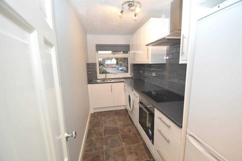 ADDLESTONE 1 bed apartment to rent - £1,295 pcm (£299 pw)