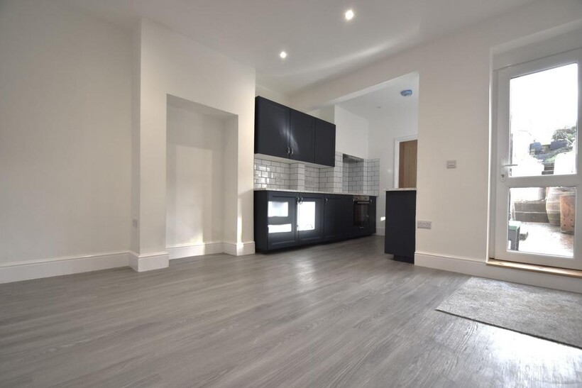 St. Johns Wood Road, Ryde PO33 3 bed semi-detached house to rent - £1,095 pcm (£253 pw)