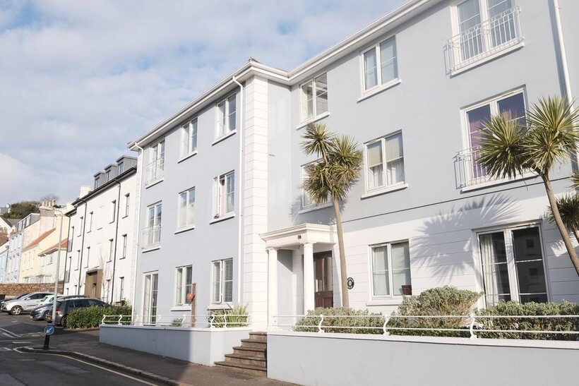 Roussel Street, St Helier, Jersey, JE2 2 bed apartment to rent - £1,695 pcm (£391 pw)