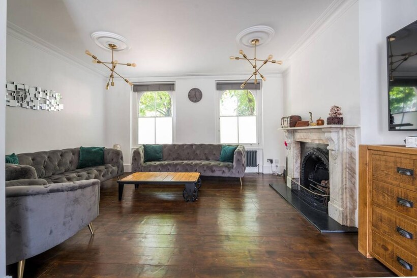 Sidney Square, Whitechapel, London, E1 3 bed end of terrace house to rent - £4,800 pcm (£1,108 pw)