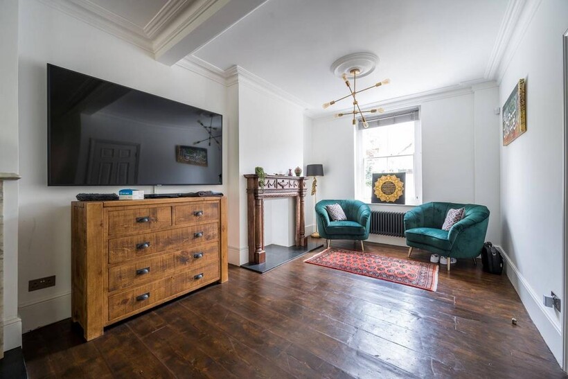 Sidney Square, Whitechapel, London, E1 3 bed end of terrace house to rent - £4,800 pcm (£1,108 pw)
