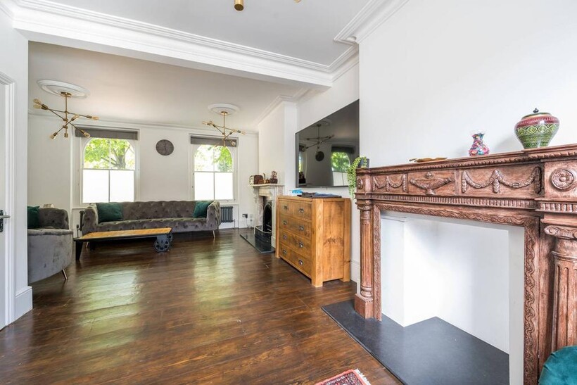 Sidney Square, Whitechapel, London, E1 3 bed end of terrace house to rent - £4,800 pcm (£1,108 pw)