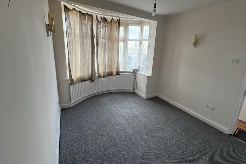 Leaver Gardens, Greenford UB6 House share to rent - £810 pcm (£187 pw)