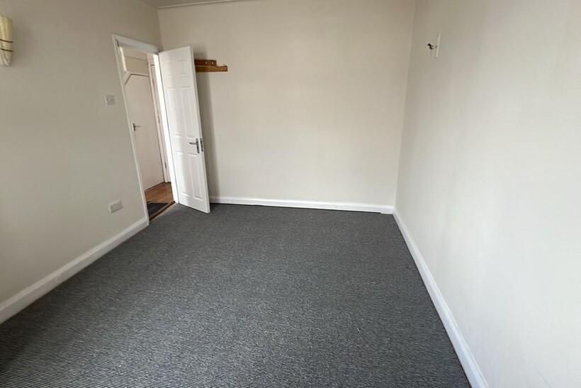 Leaver Gardens, Greenford UB6 House share to rent - £810 pcm (£187 pw)