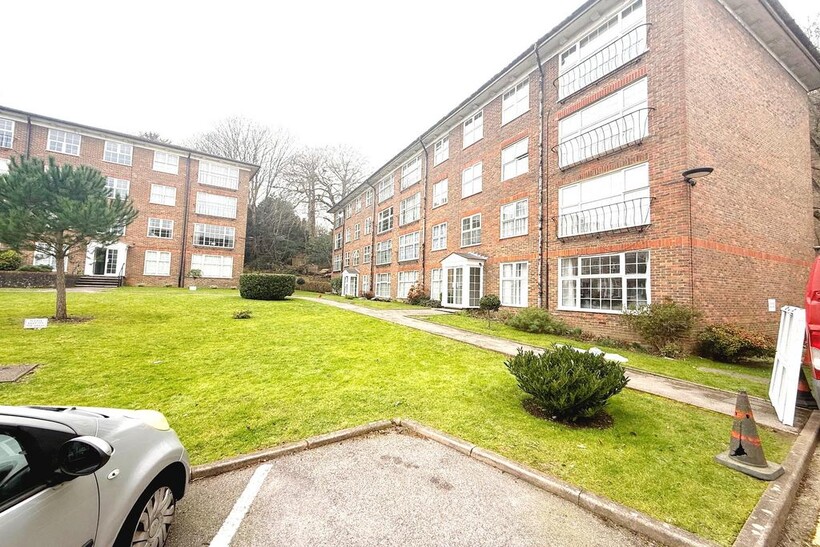 Withdean Rise, Brighton BN1 2 bed flat to rent - £1,400 pcm (£323 pw)