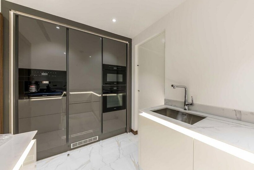 Upper Grosvenor Street, London W1K 3 bed flat to rent - £10,833 pcm (£2,500 pw)