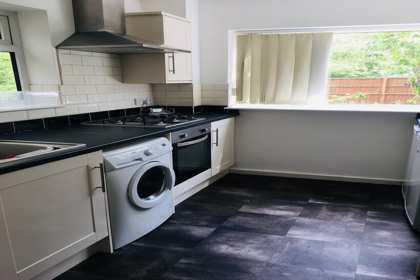 Westbourne Close, Worcester WR2 4 bed semi-detached house to rent - £2,200 pcm (£508 pw)