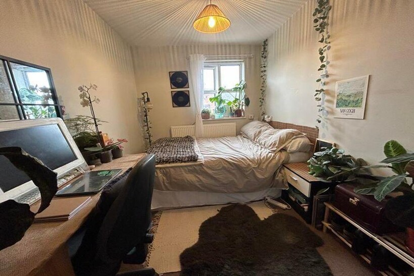 A cozy and inviting double bedroom with good na...