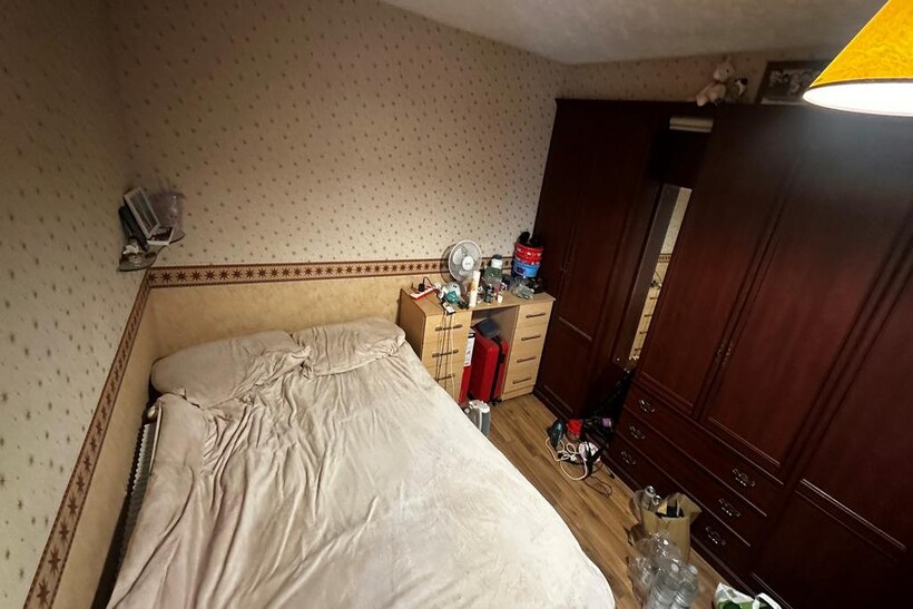 Spacious Fully Furnished Room -... 1 bed in a house share to rent - £525 pcm (£121 pw)