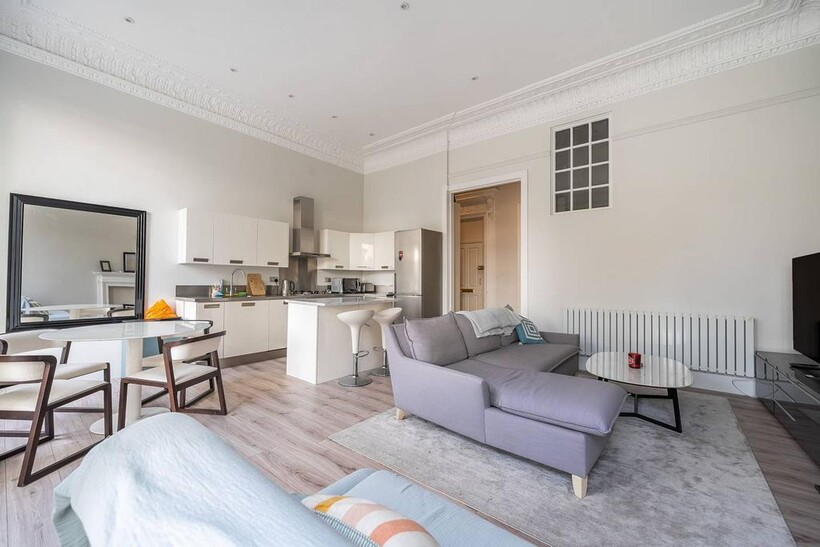 Ashburn Gardens, South Kensington... 1 bed flat to rent - £5,000 pcm (£1,154 pw)