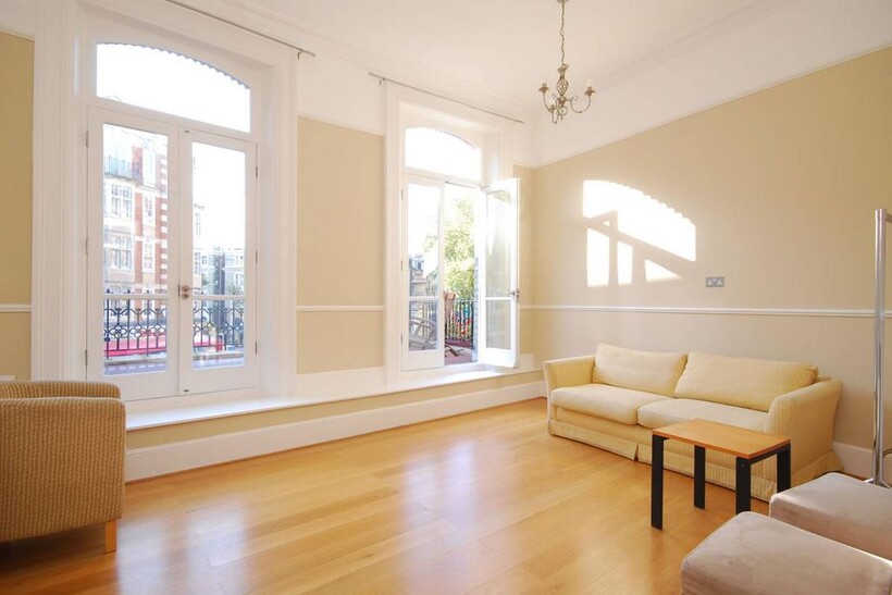 Old Brompton Road, Earls Court... 2 bed flat to rent - £3,400 pcm (£785 pw)