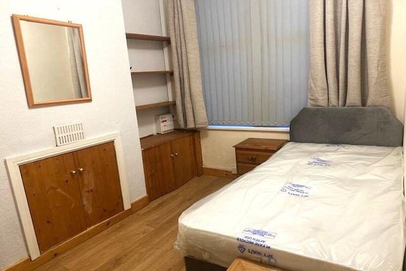 Austin Street, Wolverhampton WV6 1 bed in a house share to rent - £550 pcm (£127 pw)