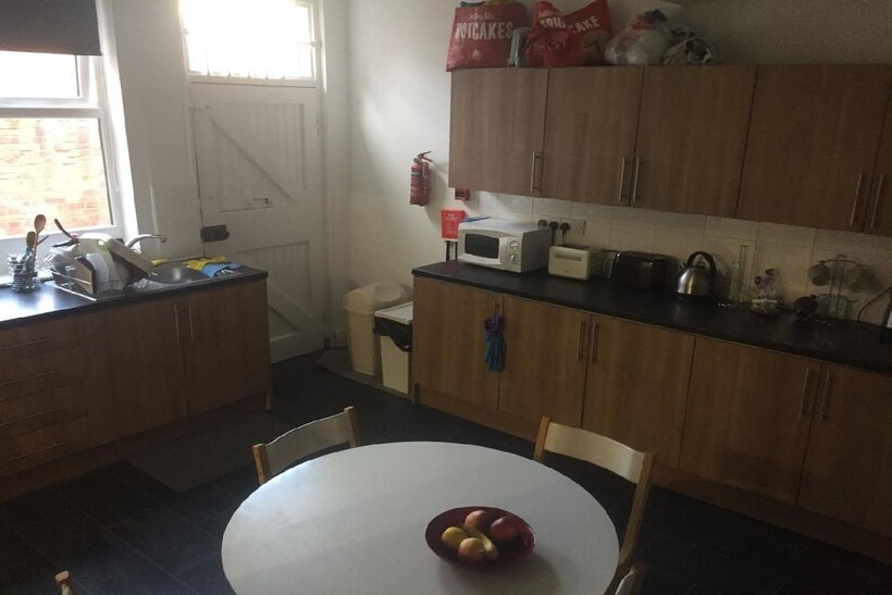 Nottingham NG7 4 bed flat to rent - £430 pcm (£99 pw)