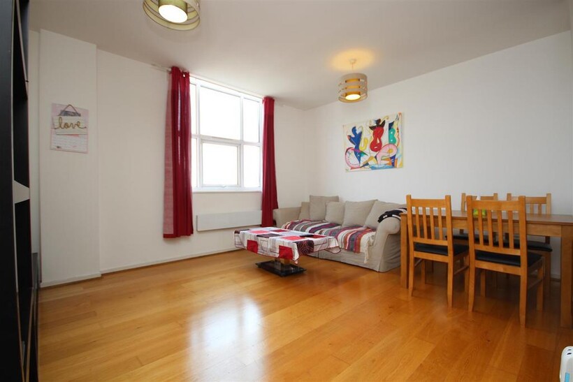 Bromyard House, Bromyard Avenue... 1 bed flat to rent - £2,097 pcm (£484 pw)