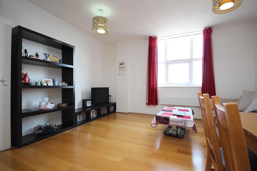 Bromyard House, Bromyard Avenue... 1 bed flat to rent - £2,097 pcm (£484 pw)
