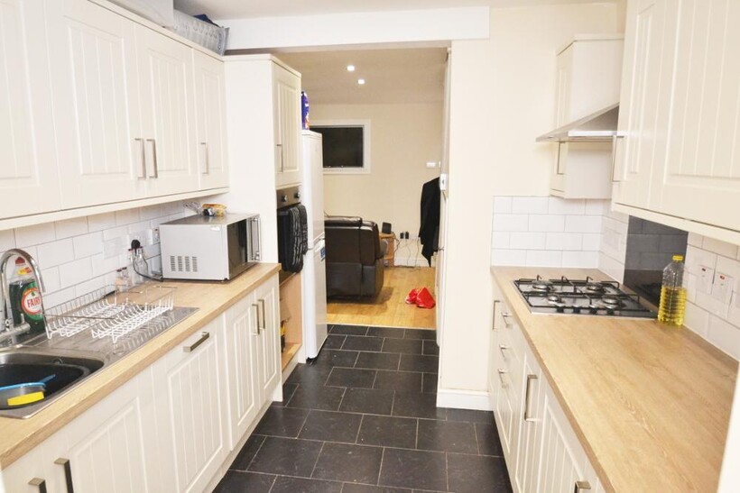 Redshaw Close, Manchester M14 7 bed terraced house to rent - £4,095 pcm (£945 pw)