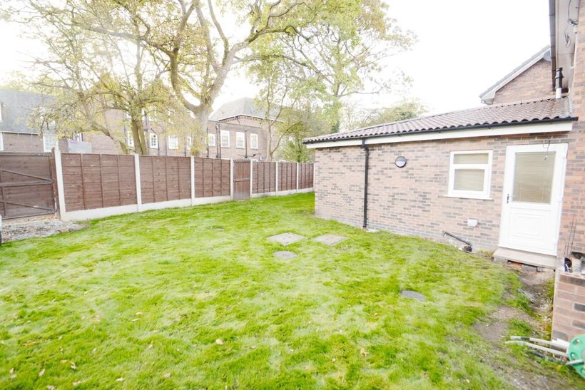 Redshaw Close, Manchester M14 7 bed terraced house to rent - £4,095 pcm (£945 pw)