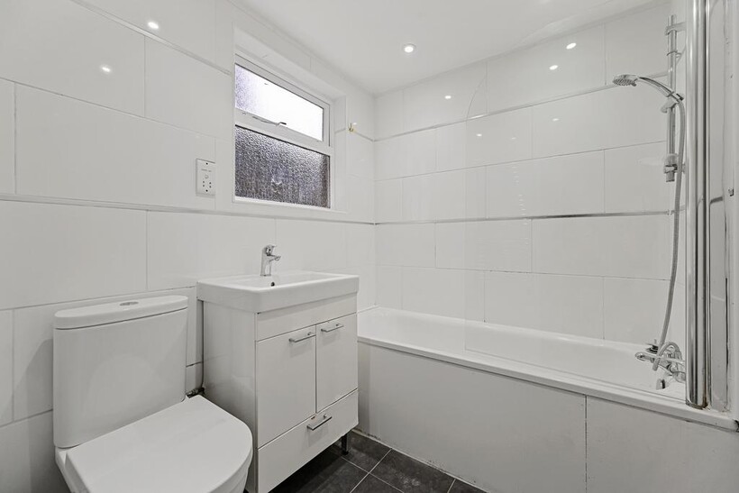 Percy Road, London W12 1 bed flat to rent - £1,900 pcm (£438 pw)