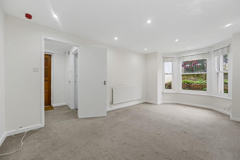 Percy Road, London W12 1 bed flat to rent - £1,900 pcm (£438 pw)