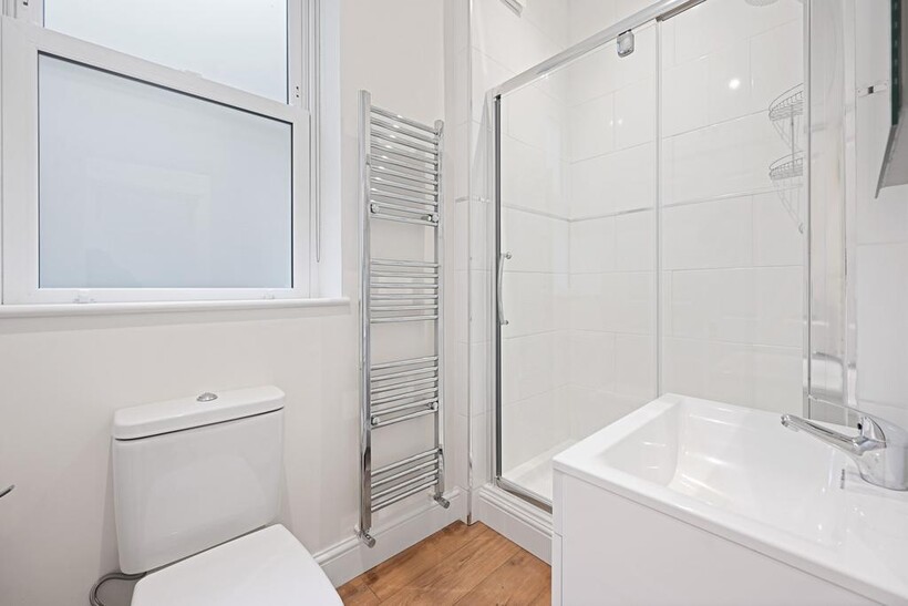 Stanlake Road, London W12 4 bed flat to rent - £3,750 pcm (£865 pw)