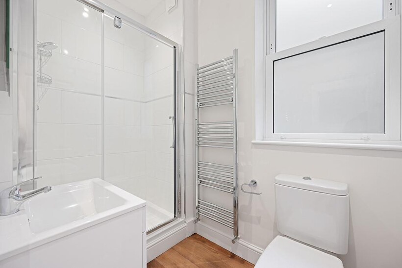 Stanlake Road, London W12 4 bed flat to rent - £3,750 pcm (£865 pw)